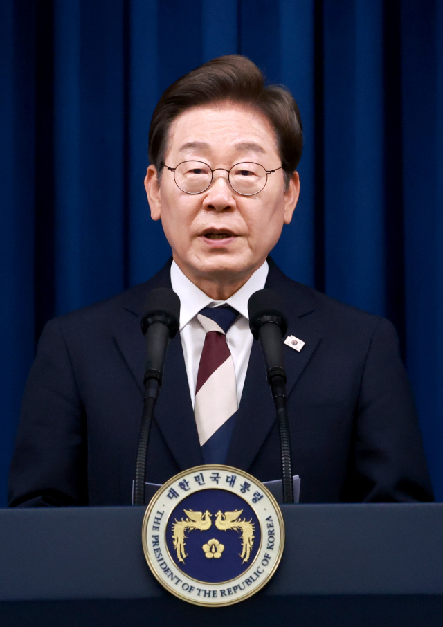 이재명 대통령이 4일 서울 용산 대통령실 청사에서 열린 새 정부 첫 인사 발표를 하고 있다. 연합뉴스