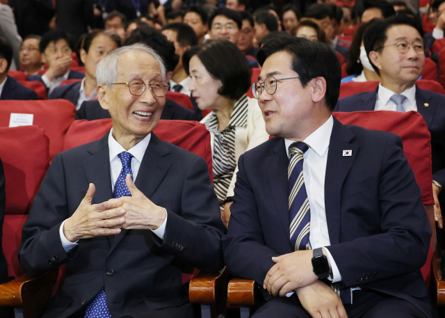 더불어민주당 윤여준, 박찬대 상임총괄선대위원장이 4일 서울 여의도 국회 의원회관에서 열린 더불어민주당 중앙선거대책위원회 해단식에서 밝은 표정으로 대화하고 있다. 연합뉴스