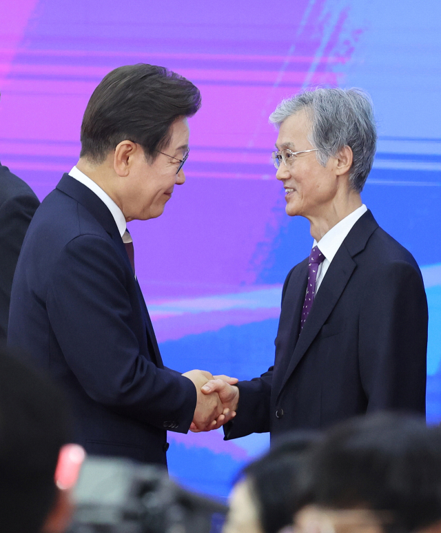 이재명(왼쪽) 대통령이 4일 서울 여의도 국회에서 열린 제21대 대통령 취임선서식에서 조희대 대법원장과 인사하고 있다. 연합뉴스