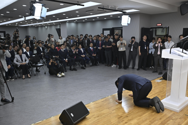 국민의힘 김문수 전 대선 후보가 4일 서울 여의도 중앙당사에서 열린 제21대 대통령선거 국민의힘 중앙선거대책위원회 해단식에서 발언 도중 절을 하고 있다. 연합뉴스