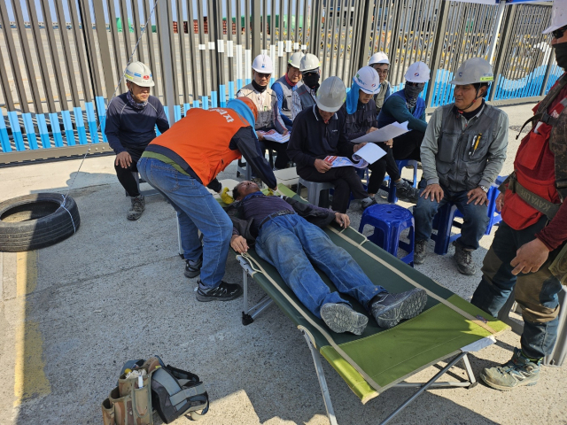 울산항만공사(UPA)는 지난달 26일부터 30일까지 1주일 간, 울산항 주요 건설현장 네곳을 대상으로 온열질환자 발생 대비 비상대응 훈련을 실시했다. UPA 제공