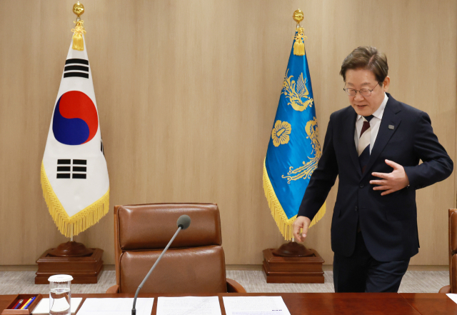 이재명 대통령이 4일 서울 용산 대통령실 청사에서 열린 '대통령 1호 명령, 비상경제점검 태스크포스(TF) 회의'에 참석하며 자리에 앉고 있다. 연합뉴스