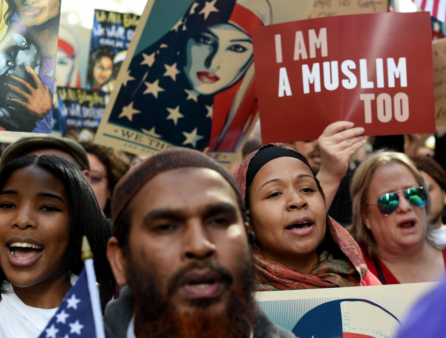 2017년 2월 도널드 트럼프 미국 대통령의 여행금지령에 반대하는 미국인 무슬림들이 뉴욕 타임스 스퀘어에서 시위하고 있다. 트럼프 대통령은 1기 행정부에 이어 4일(현지 시간) (FILES) 12개 국가에 대한 여행금지령에 서명하면서 논란을 불러일으키고 있다. AFP연합뉴스