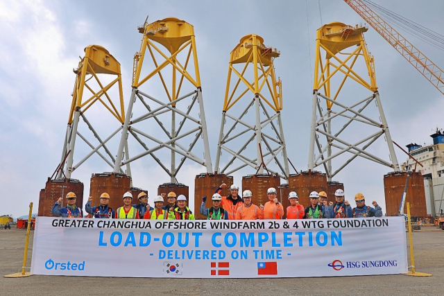 HSG성동조선과 오스테드사 임직원들이 대만 ‘창화 2b ＆ 4(Greater Changhua 2b ＆ 4)’ 해상풍력단지 건설 현장에 투입될 하부구조물 33기 로드아웃 작업을 마무리하며 기념촬영을 하고 있다. HSG성동조선 제공