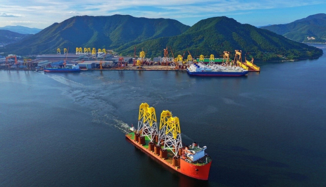 HSG성동조선이 제작한 해상풍력 하부구조물을 실은 대형 운반선이 대만 ‘창화 2b ＆ 4(Greater Changhua 2b ＆ 4)’ 해상풍력단지 건설 현장으로 출항하고 있다. HSG성동조선 제공