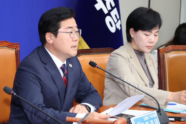 더불어민주당 박찬대 대표 권한대행 겸 원내대표가 5일 서울 여의도 국회에서 열린 최고위원회의에서 발언하고 있다. 연합뉴스