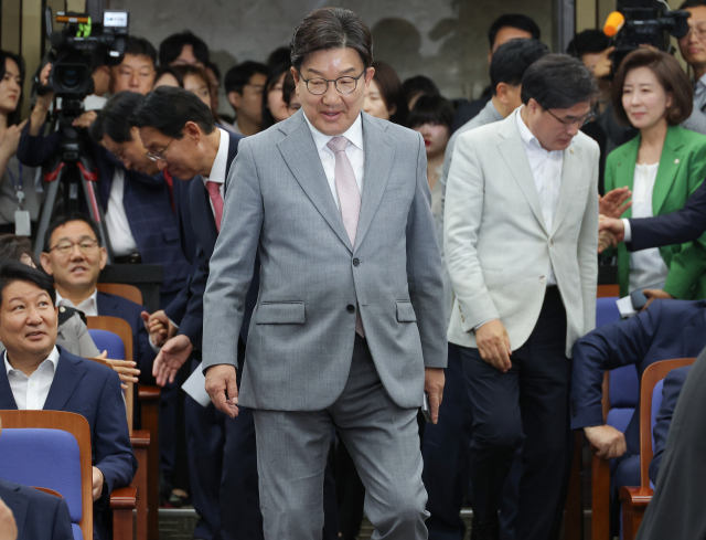 국민의힘 권성동 원내대표가 5일 서울 여의도 국회에서 열린 의원총회에 참석하고 있다. 연합뉴스