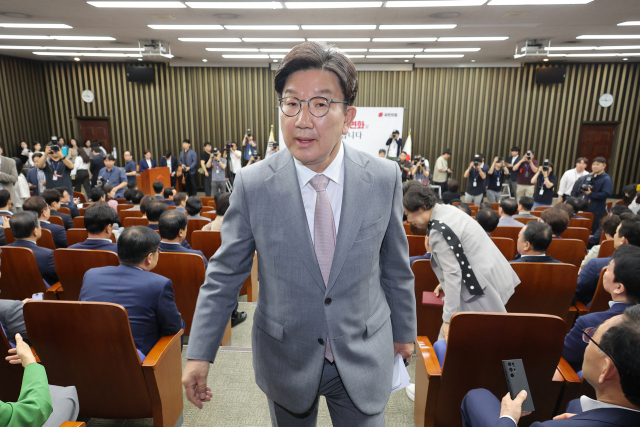 국민의힘 권성동 원내대표가 5일 서울 여의도 국회에서 열린 의원총회에서 사퇴 의사를 밝힌 뒤 회의장을 나서고 있다. 연합뉴스