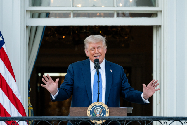 4일(현지 시간) 도널드 트럼프 미국 대통령이 워싱턴 DC 백악관에서 열린 여름 파티에서 연설하고 있다. 앞서 이날 트럼프 대통령은 12개 국가 국민의 미국 입국을 금지하는 여행금지령 포고문을 발표했다. UPI연합뉴스