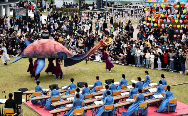 경남 김해시 대표 축제인 가야문화축제가 지난 4월 10~13일 대성동고분군 일대에서 펼쳐졌다. 사진은 축제장을 찾은 관람객들이 ‘가야판타지아’ 프로그램을 즐기는 모습. 김해시 제공