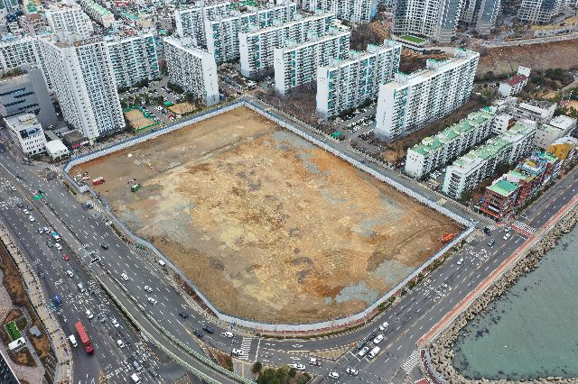 최고 높이 120m에 달하는 ‘써밋 리미티드 남천’ 아파트가 들어설 부산 수영구 옛 메가마트 부지. 부산일보DB
