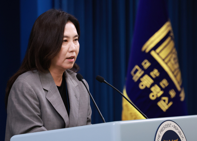 강유정 대통령실 대변인이 5일 서울 용산 대통령실 청사에서 열린 브리핑에서 이재명 대통령의 이완규·함상훈 헌법재판관 후보자 지명 철회 사실을 언론에 알리고 있다. 연합뉴스