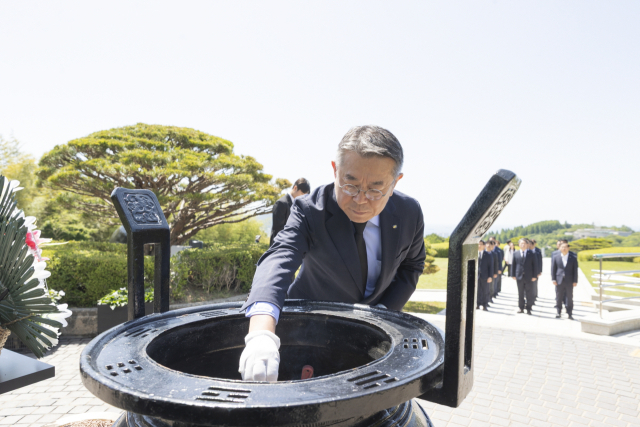 김준동 한국남부발전 5일 부산 동구 중앙공원 충혼탑을 찾아 호국영령에 분향하고 있다. 남부발전 제공