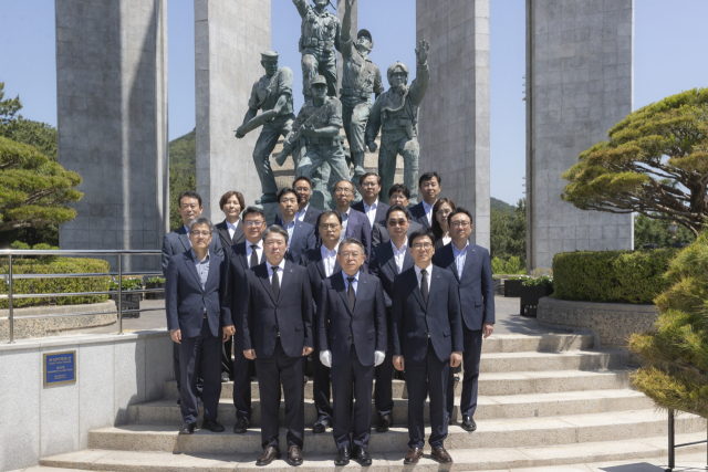한국남부발전 김준동 사장(앞줄 가운데) 등 임직원이 5일 부산 동구 중앙공원 충혼탑을 찾아 호국영령에 묵념했다. 남부발전 제공
