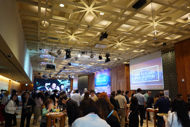 참가자들로 붐비는 행사장 내부 모습. 조경건 부산닷컴 기자