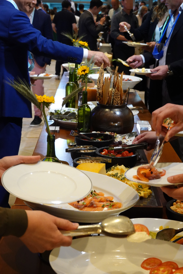 행사장에 마련된 다양한 안주들. 연어와 어패류가 인기를 끌었다. 조경건 부산닷컴 기자