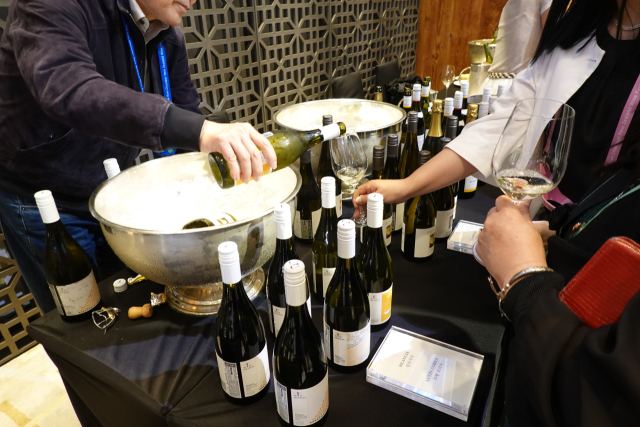 ‘2025 뉴질랜드 와인 페스티벌 부산’ 참가자들이 와인을 시음하고 있다. 조경건 부산닷컴 기자