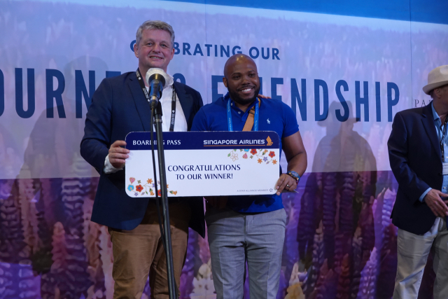 래플 이벤트에서 1등인 항공권에 당첨된 참가자(오른쪽)가 환하게 웃고 있다. 추첨식 복권 행사에 참여하고 싶은 이는 행사장에서 원하는 만큼 래플 티켓을 구매할 수 있다. 많이 구매할수록 당첨 확률도 올라간다. 키위 챔버 측은 수익금을 모두 기부하니, 당첨에 실패했더라도 좋은 곳에 기부한 셈 치자. 조경건 부산닷컴 기자