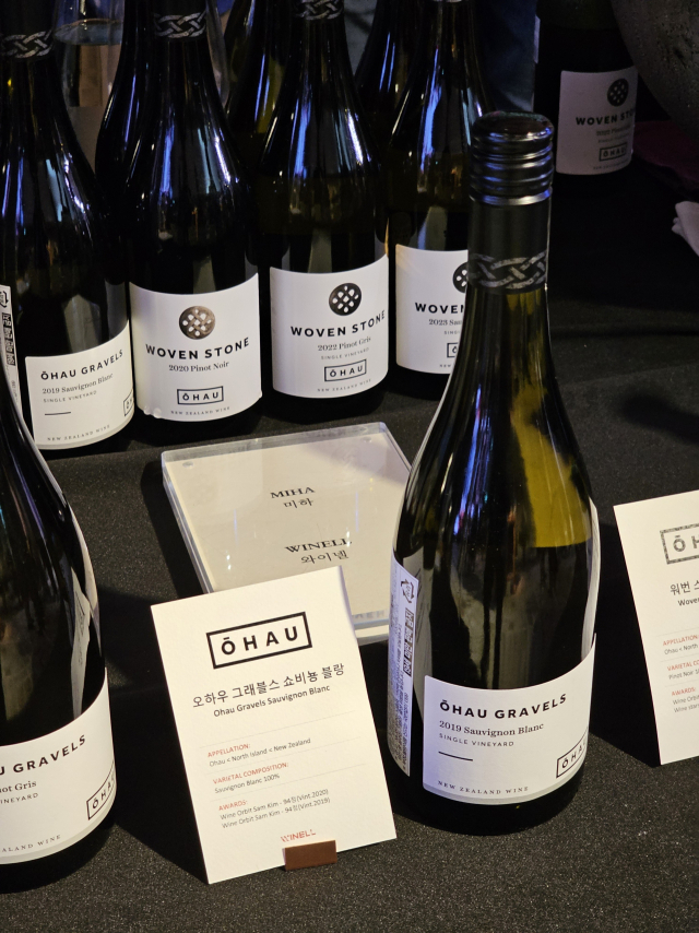역시 참가자들의 관심을 끈 ‘오하우 와인즈’의 와인들. ‘그래블스 소비뇽 블랑’과 ‘워번 스톤 피노 그리’는 이 와이너리의 주력 상품이다. 조경건 부산닷컴 기자