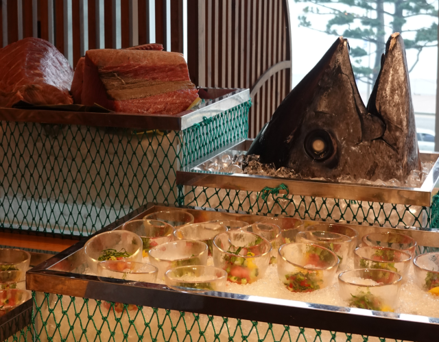 신선한 과일과 얇게 썬 하몽, 참치 등 와인과 함께 즐기기 좋은 안주가 놓여 있다. 조경건 부산닷컴 기자