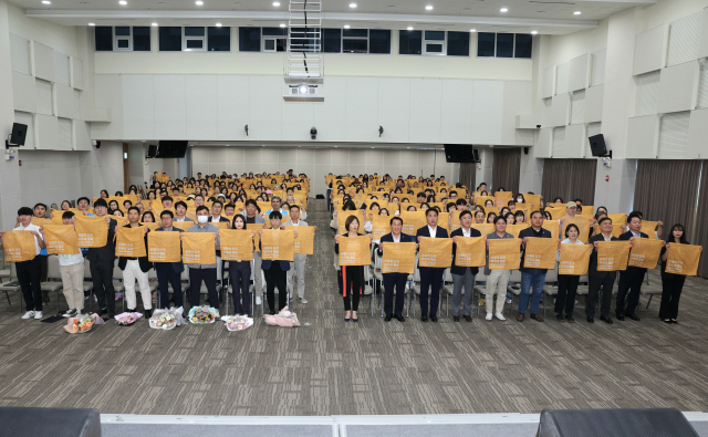 양산시는 이날 기념식에서 2025년 세계 환경의 날 주제인 ‘플라스틱 오염 종식’을 위한 메시지를 시민과 함께 공감하고 확산하기 위한 특별 퍼포먼스를 진행하고 있다. 양산시 제공