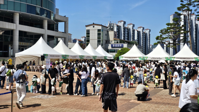 양산시가 주최한 환경의 날 행사에 지역 내 어린이집 원생과 학부모 등 800여 명이 참가햐 즐거운 시간을 보내고 있다. 김태권 기자
