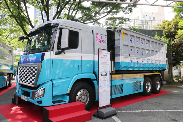 부산시는 5일 오후 3시 부산시청 야외주차장에서 수소청소차 시민 공개행사를 열었다고 이날 밝혔다. 부산시 제공
