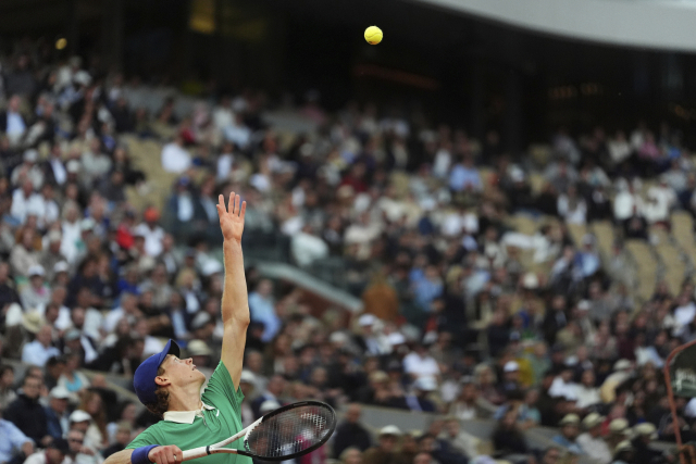 얀니크 신네르가 4일(현지시간) 2025 프랑스오픈 테니스대회 남자 단식 알렉산드르 부블리크와의 8강전에서 서브를 구사하고 있다. AP연합뉴스