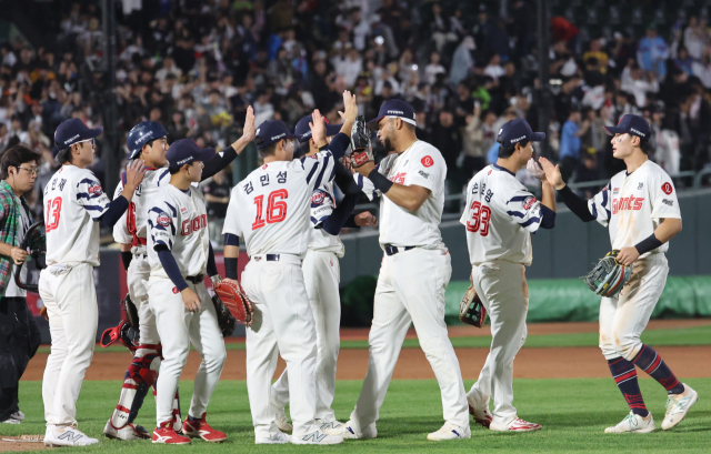 롯데 선수들이 지난달 22일 LG전에서 이긴 뒤 기쁨을 나누고 있다. 연합뉴스