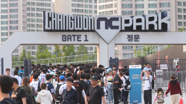 경남 창원NC파크가 외벽 구조물 추락으로 인한 야구팬 사망사고로 문을 닫았다가 약 두 달 만에 재개장한 지난달 30일 지역 프로야구 팬들이 구장으로 들어가고 있다. 연합뉴스