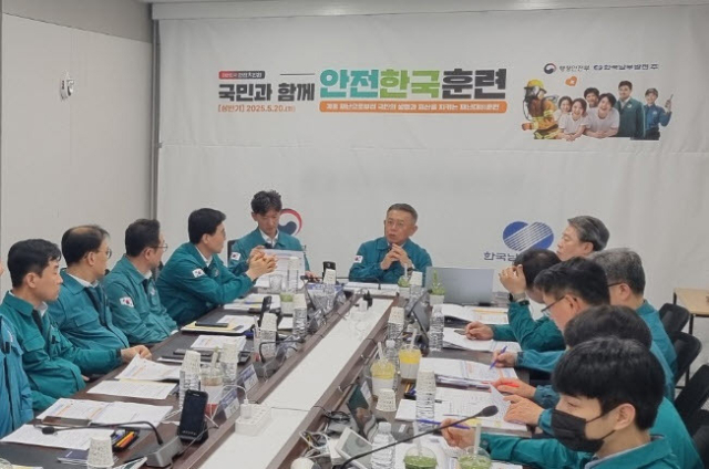 지난달 김준동 한국남부발전 사장이 재난대응 안전한국훈련 중 복합 재난상황에 대응하기 위해 상황판단 회의를 주재하고 있다. 남부발전 제공