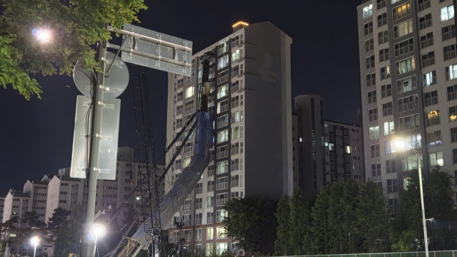 5일 오후 10시 13분께 경기도 용인시 기흥구 서천동 인덕원~동탄 복선전철 공사 현장에서 중장비인 천공기(지반을 뚫는 건설기계)가 15층 높이 아파트 쪽으로 넘어졌다. 이 사고로 인한 인명 피해는 없었다. 연합뉴스