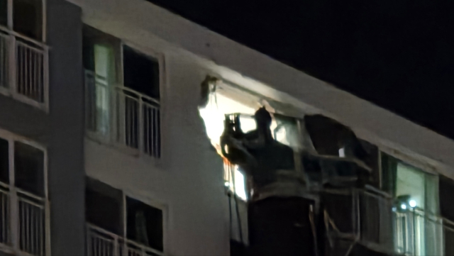 5일 오후 10시 13분께 경기도 용인시 기흥구 서천동 인덕원~동탄 복선전철 공사 현장에서 중장비인 천공기(지반을 뚫는 건설기계)가 15층 높이 아파트 쪽으로 넘어졌다. 사고 충격에 파손된 벽면의 모습. 연합뉴스