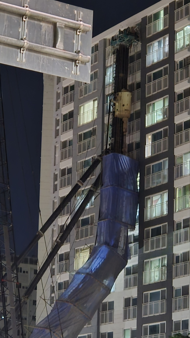 5일 오후 10시 13분께 경기도 용인시 기흥구 서천동 인덕원~동탄 복선전철 공사 현장에서 중장비인 천공기(지반을 뚫는 건설기계)가 15층 높이 아파트 쪽으로 넘어졌다. 이 사고로 인한 인명 피해는 없었다. 연합뉴스