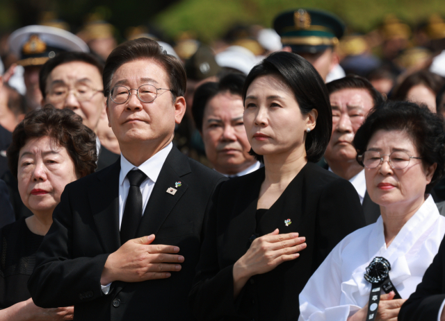 이재명 대통령과 김혜경 여사가 6일 서울 동작구 국립서울현충원에서 열린 70회 현충일 추념식에서 국기에 경례하고 있다. 연합뉴스