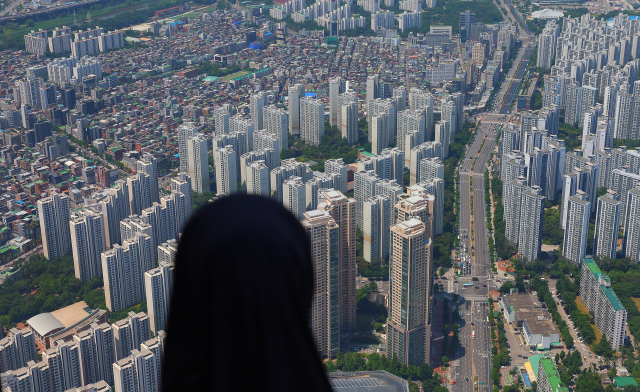 서울 지역 주택(아파트·단독·연립주택) 평균 매매가격이 처음으로 10억 원을 넘어섰다. 6일 서울 송파구 롯데월드타워에서 바라본 주택단지 모습. 연합뉴스