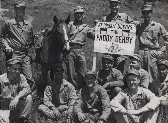 미군들과 함께 있는 레클리스. 한국마사회 제공