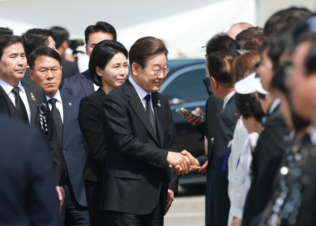 황인권 대통령경호처장(왼쪽 두 번째)이 6일 서울 동작구 국립서울현충원에서 열린 70회 현충일 추념식에 참석하는 이재명 대통령과 김혜경 여사를 수행하고 있다. 연합뉴스