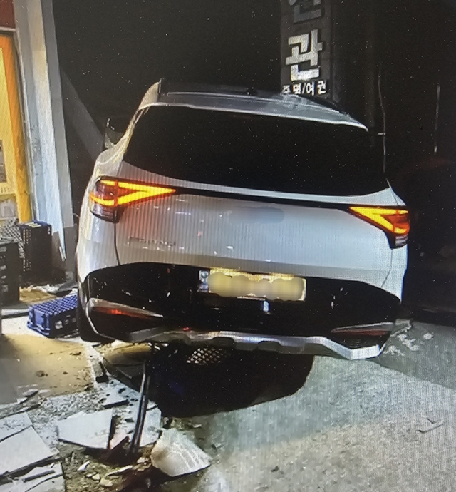 6일 오후 11시 13분 거제시 고현동 한 교차로에서 스포츠유틸리티 차량이 좌회전 중 오토바이와 보행자를 잇달아 충돌해 20대 여성이 숨졌다. 독자 제공