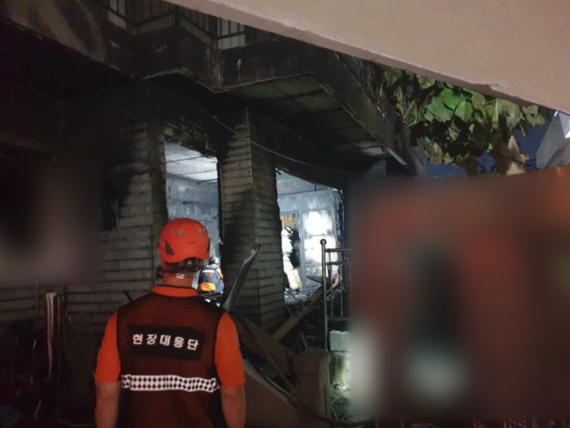 7일 오후 7시 20분께 동래구 안락동의 한 2층 주택 1층에서 화재가 발생했다. 동래경찰서 제공