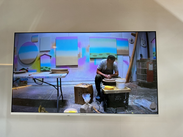 부산 기장군 기장읍 유니온 갤러리 개관 기념 '토마스 캠벨-Kook in, Kook out' 전시를 앞두고 작업 중인 작가 모습 영상. 김은영 기자