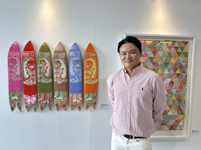 최근 부산 기장군 기장읍 내리에서 문을 연 유니온 갤러리 디렉터인 송민 국가대표 서핑팀 감독이 토마스 캠벨 작품 앞에서 포즈를 취했다. 김은영 기자