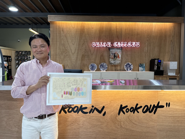 유니온 갤러리 송민 디렉터가 토마스 캠벨의 'Growth plate' 작품 '리버스 디테일'을 설명하고 있다. 김은영 기자