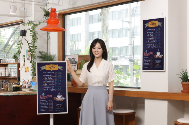 삼성전자 모델이 디지털 종이에 잉크 기술을 적용하는 방식의 초저전력 디스플레이 ‘삼성 컬러 이페이퍼’를 소개하고 있다.삼성전자 제공