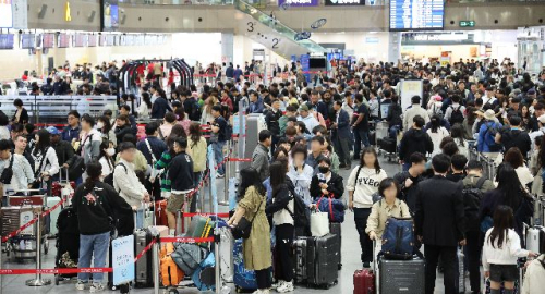 징검다리 연휴 첫날인 지난 5월 1일 오전 부산 강서구 김해국제공항 국제선 출국장이 출국 수속을 하는 여행객들로 붐비고 있다. 정종회 기자 jjh@