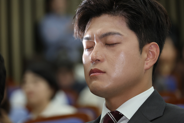 국민의힘 김용태 비상대책위원장이 5일 서울 여의도 국회에서 열린 의원총회에서 생각에 잠겨 있다. 연합뉴스