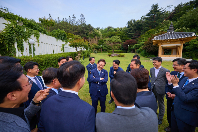 이재명 대통령이 7일 서울 한남동 관저에서 만찬에 참석한 더불어민주당 지도부 의원들과 대화하고 있다. 연합뉴스