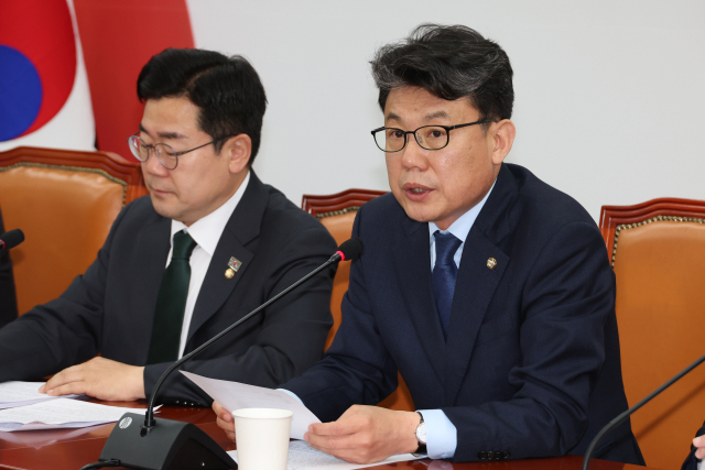 더불어민주당 진성준 정책위의장이 지난 4월 24일 서울 여의도 국회에서 열린 정책조정회의에서 발언하고 있다. 연합뉴스