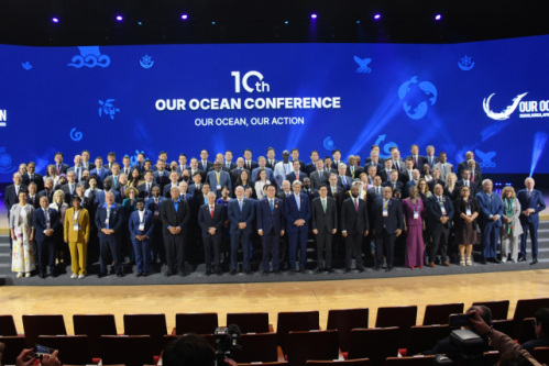 제10차 아워오션 콘퍼런스(OOC) 개회식이 열린 지난 4월 29일 부산 해운대구 벡스코에서 세계 각국의 참석내빈들이 기념촬영을 하고 있다. 김종진 기자 kjj1761@