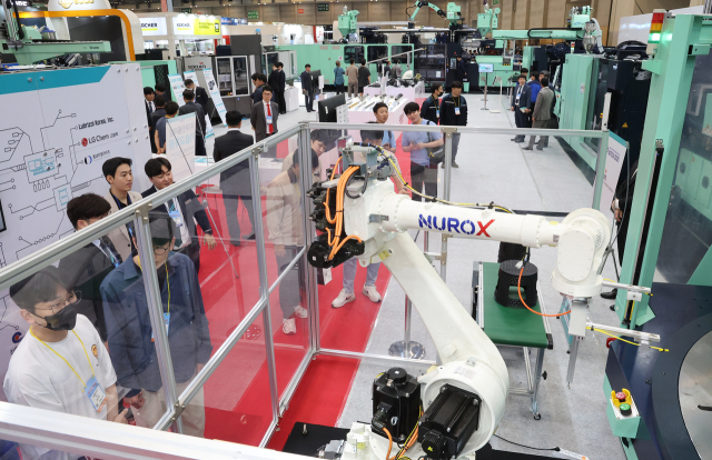 지난달 20~23일 부산 벡스코에서 열린 ‘제12회 부산국제기계대전(BUTECH 2025)’을 찾은 관람객들이 디지털 전환(DX)기술이 적용된 다양한 제품을 살펴보고 있다. 연합뉴스